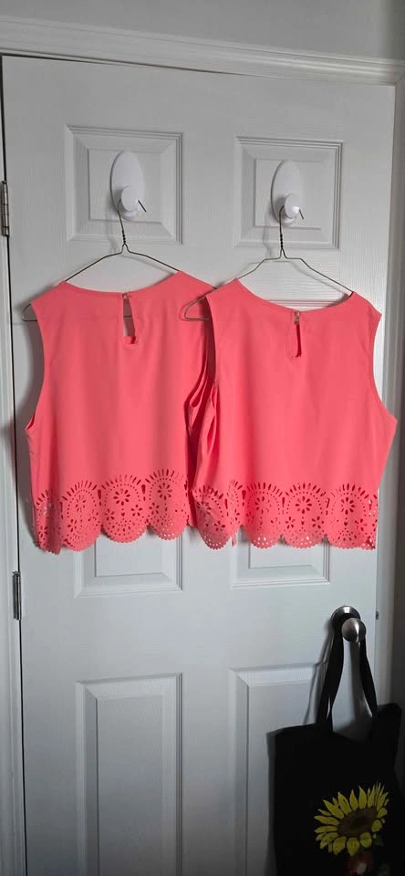 Women's elegant solid color sleeveless shirt with lace cut out - photo 2