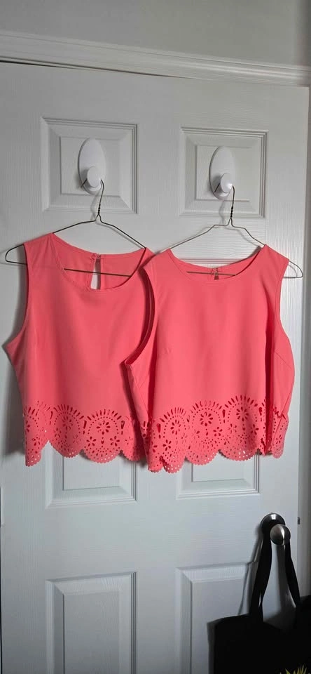 Women's elegant solid color sleeveless shirt with lace cut out - photo 3