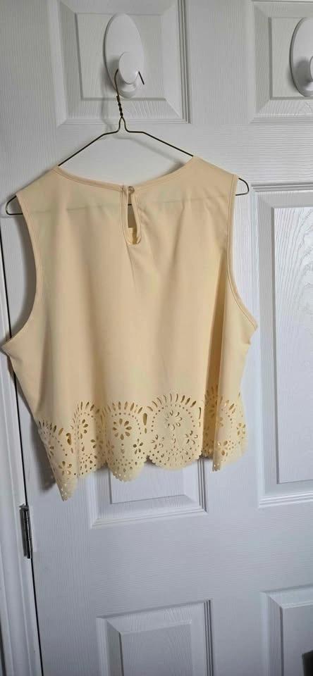 Women's elegant solid color sleeveless shirt with lace cut out - photo 4