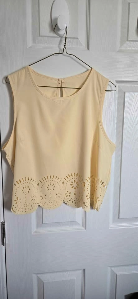 Women's elegant solid color sleeveless shirt with lace cut out - photo 5