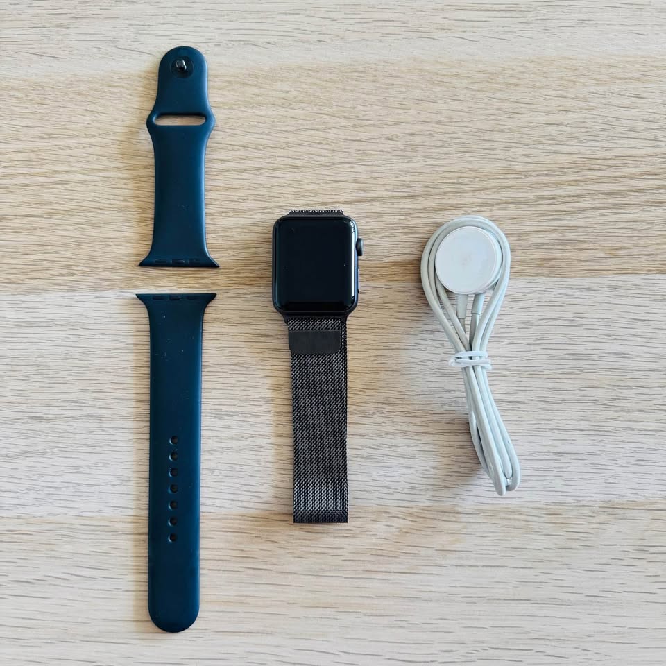 ⌚ Apple Watch Series 3 (42mm) – Space Black | 2 Straps + Charger
