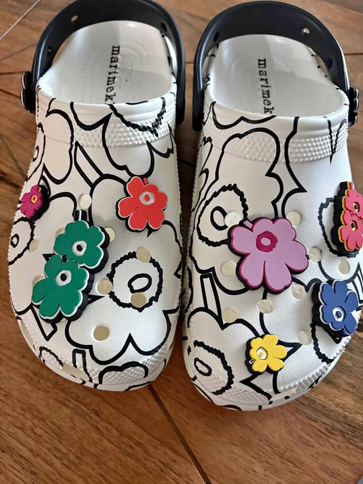 Women size 10 CROCS with 7 Jibbitz Charms