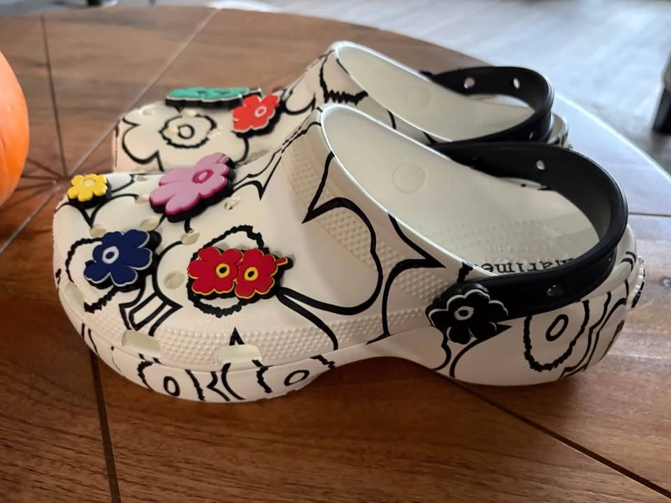 Women size 10 CROCS with 7 Jibbitz Charms - photo 2
