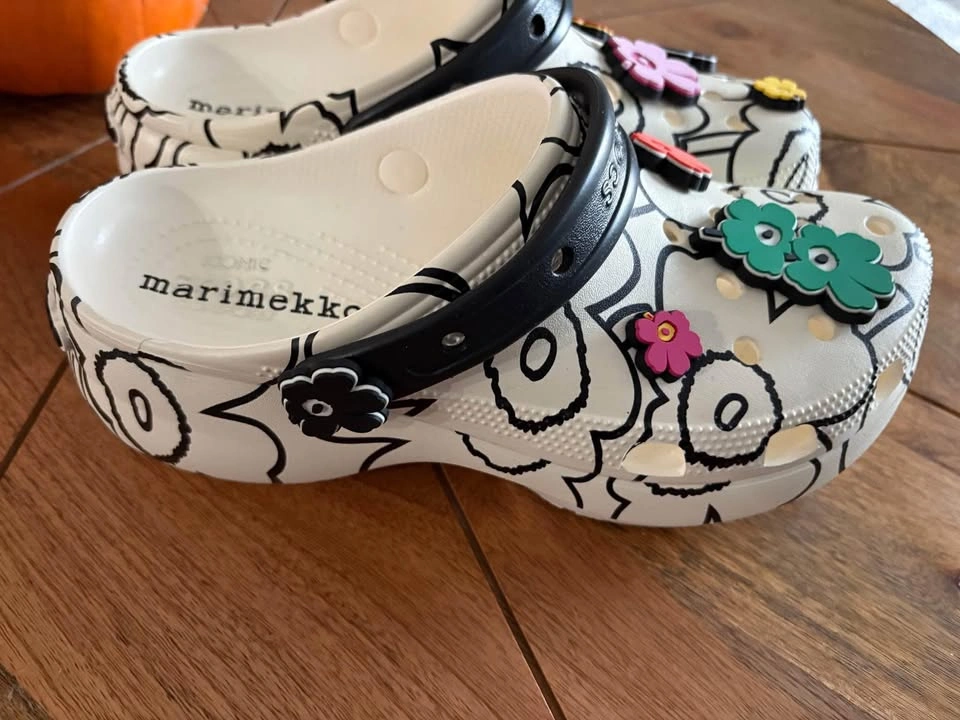 Women size 10 CROCS with 7 Jibbitz Charms - photo 3
