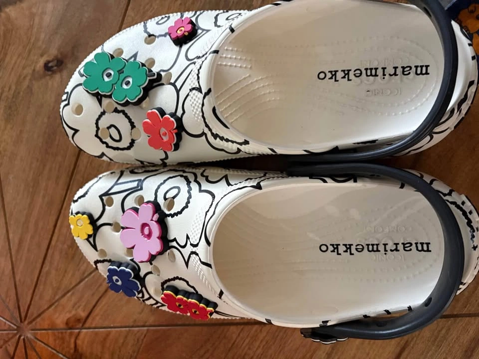 Women size 10 CROCS with 7 Jibbitz Charms - photo 4