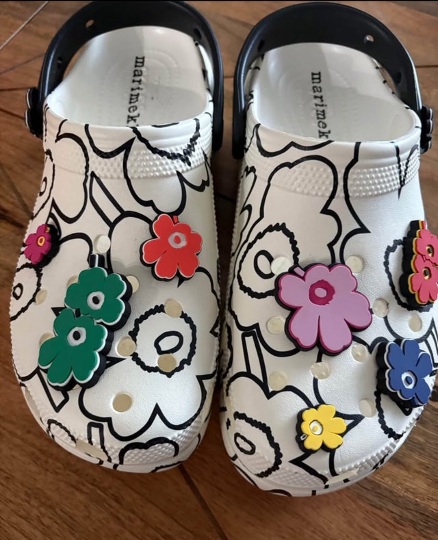 Women size 10 CROCS with 7 Jibbitz Charms