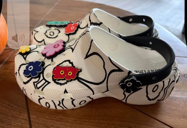 Women size 10 CROCS with 7 Jibbitz Charms - photo 2