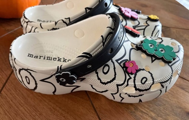 Women size 10 CROCS with 7 Jibbitz Charms - photo 3