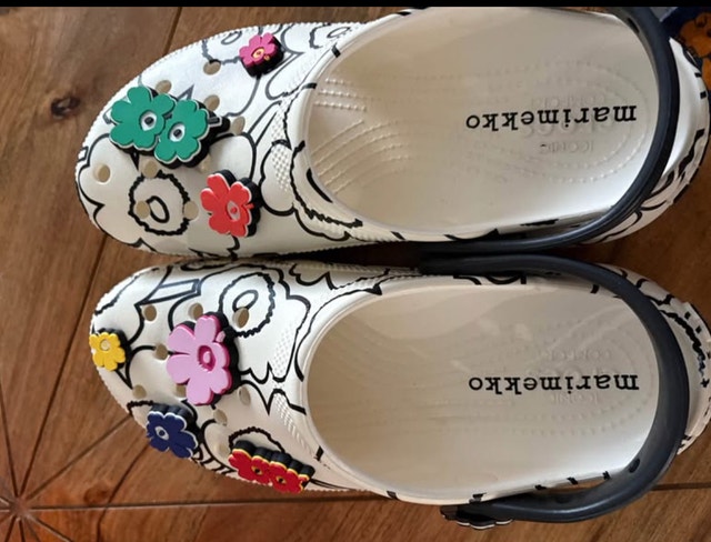 Women size 10 CROCS with 7 Jibbitz Charms - photo 4