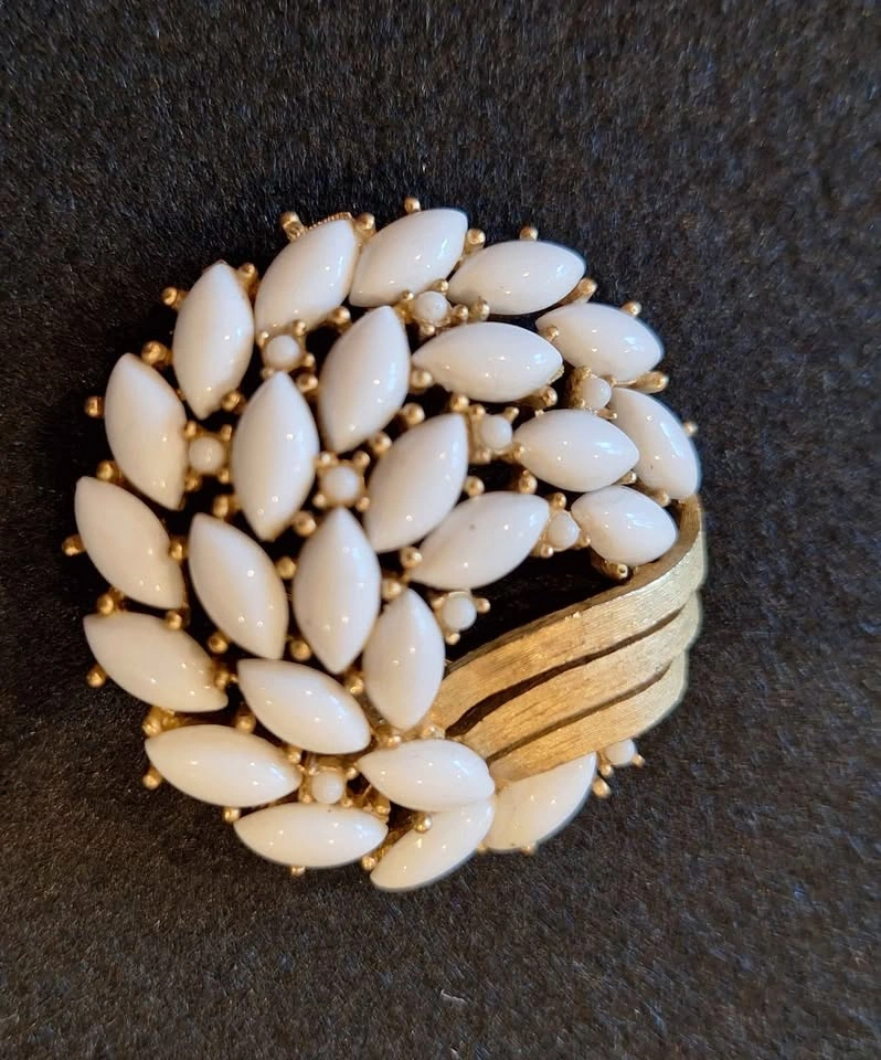 Vtg CROWN TRIFARI Signed Milkglass Rhinestone Flower Brooch - photo 2
