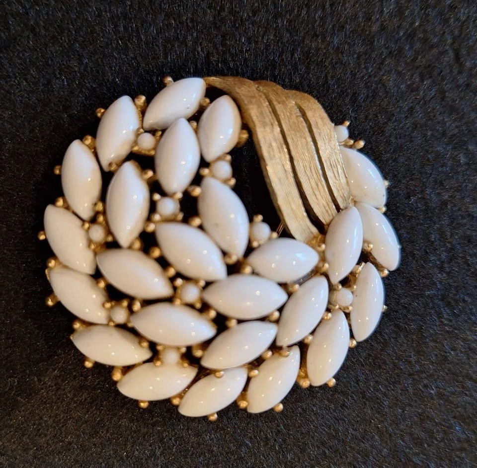 Vtg CROWN TRIFARI Signed Milkglass Rhinestone Flower Brooch - photo 3