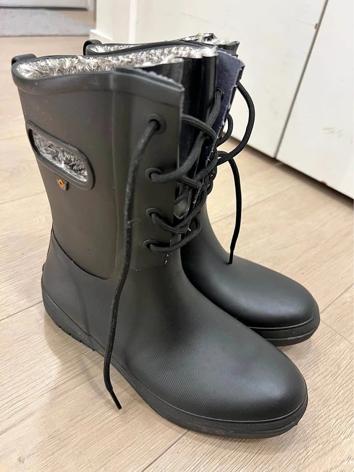 Women’s BOGS lined Black Rainboots - Size 8 women’s