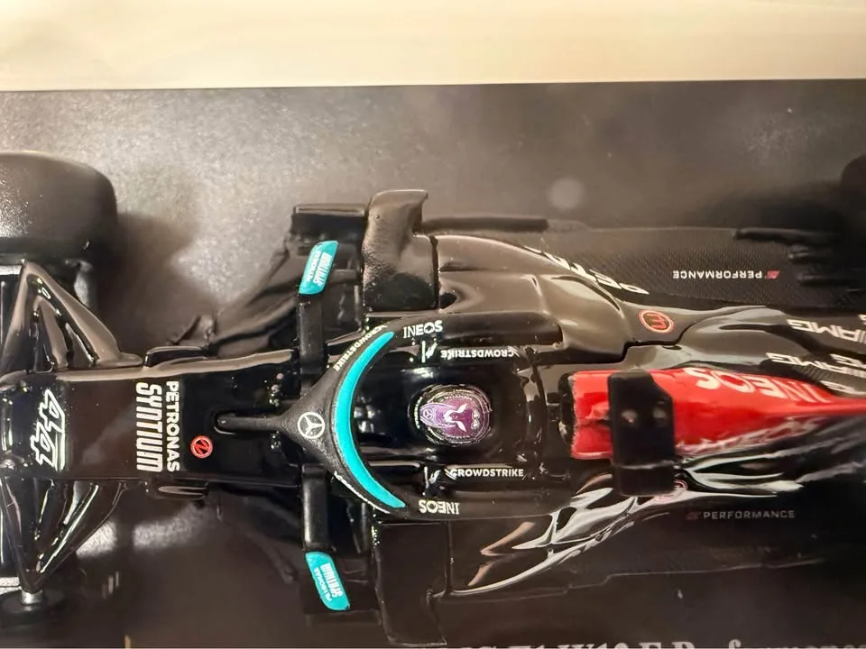 Bburago 1/43 Mercedes W12 Lewis Hamilton Premium #44 image indicator(2)