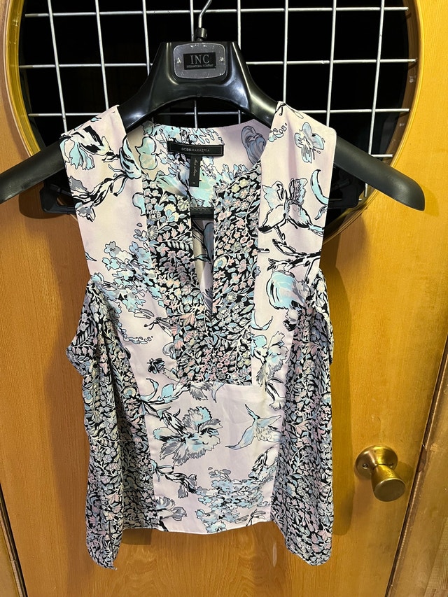 BCBGMAXAZRIA Floral Sleeveless Top. Medium