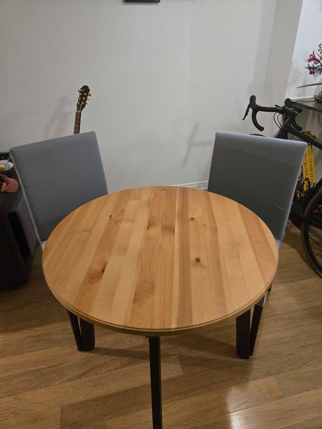 Round Dining Table and Chairs