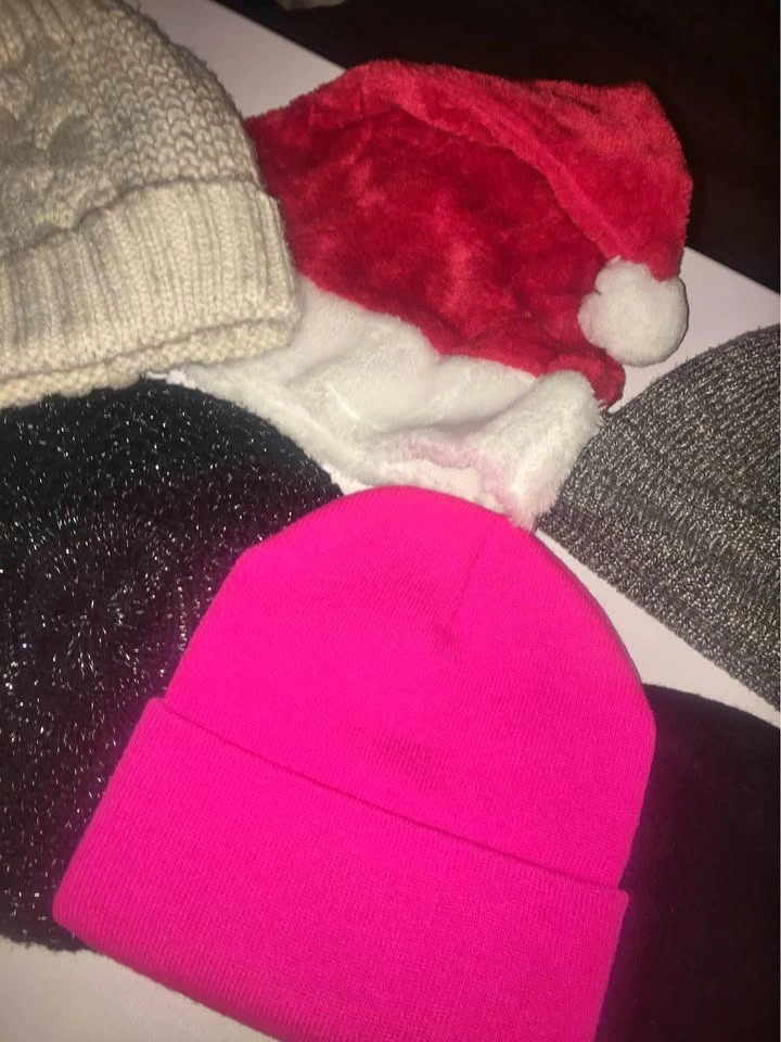 Women’s accessories (hats, gloves, belts)