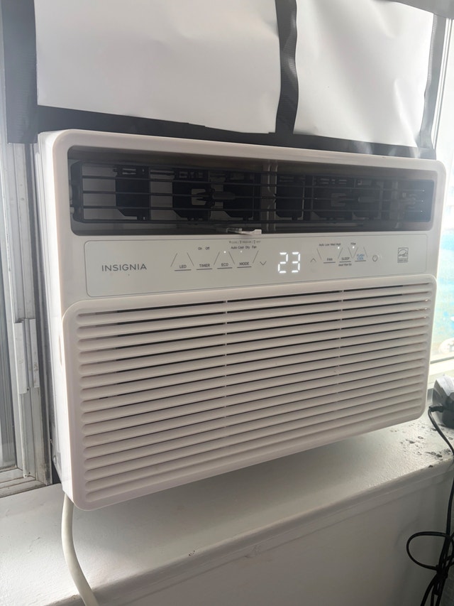 Used Insignia Air Conditioner 12,000 BTU - photo 2