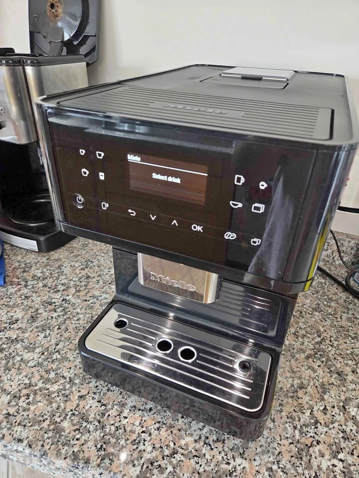 Miele CM 6160 Superautomatic Espresso Machine - Low Drinks