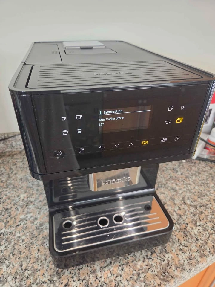 Miele CM 6160 Superautomatic Espresso Machine - Low Drinks - photo 2