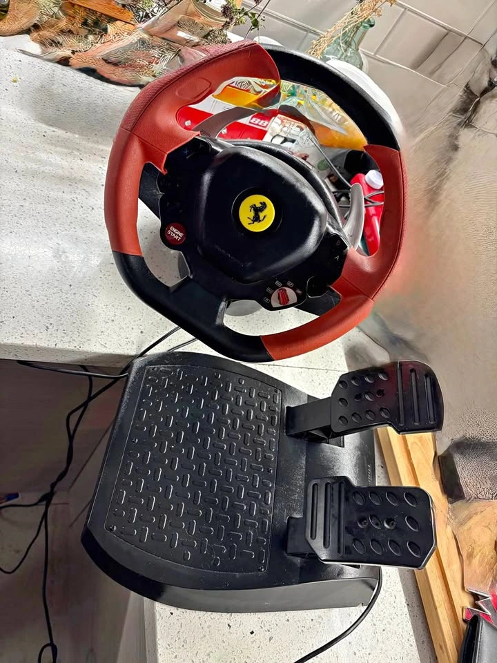 Thrustmaster Ferrari 458 Spider Racing Wheel + Pedals (XBOX)