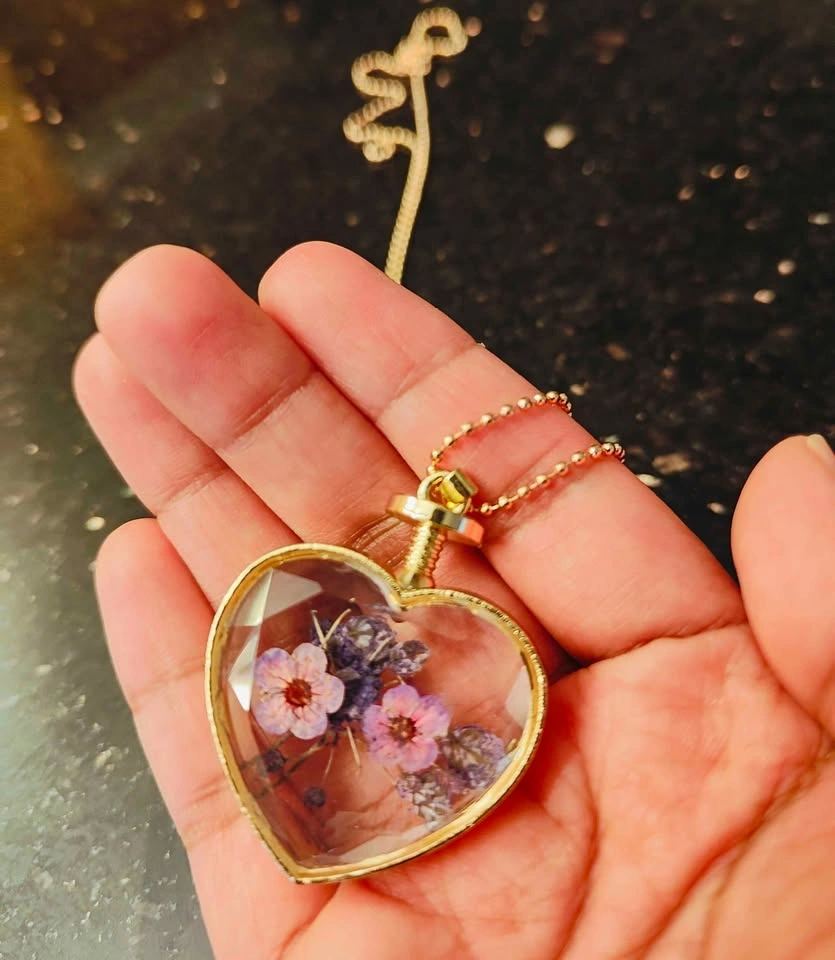 Stunning handcrafted real flower necklace 🌸