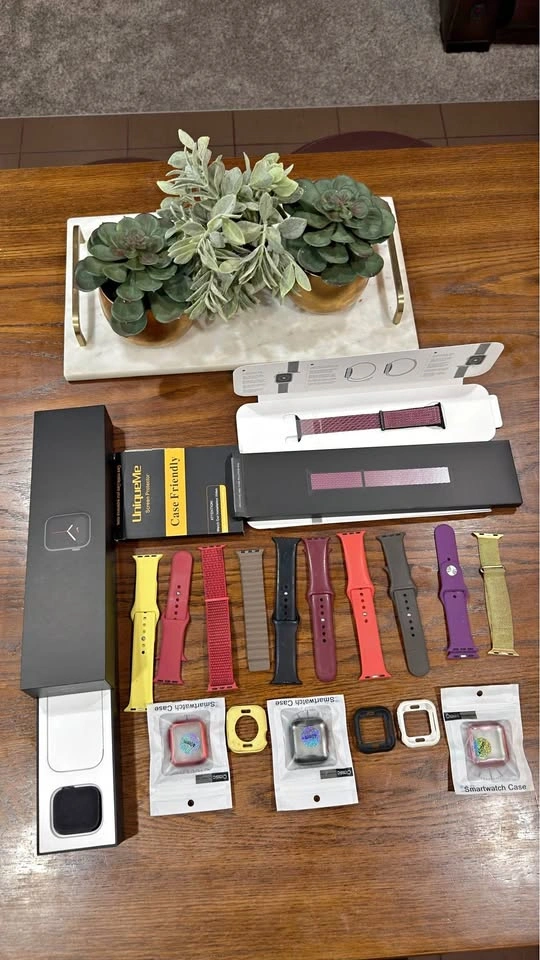 Apple Watch Series 5 + Lots of Extra Straps & Cases