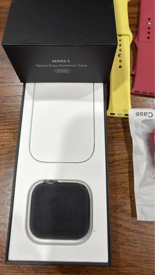 Apple Watch Series 5 + Lots of Extra Straps & Cases - photo 5