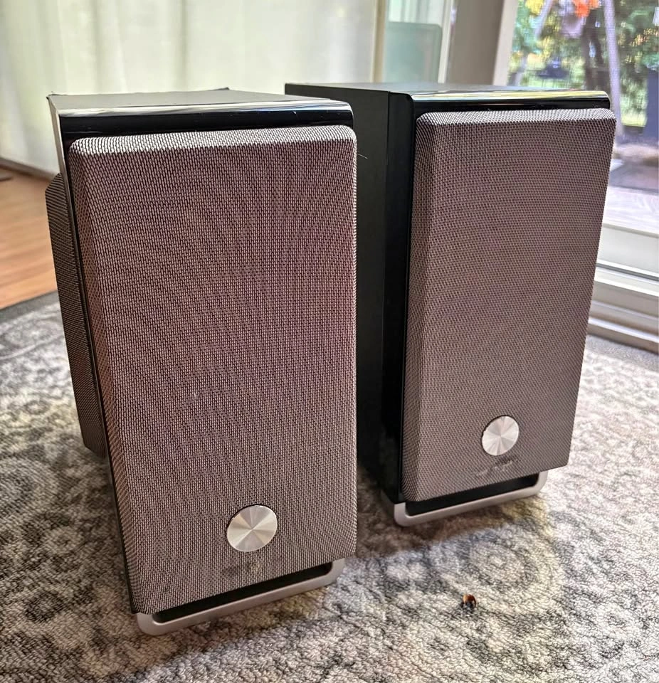 Pair of iLive Bookshelf Speakers with Built-in 4" Woofers