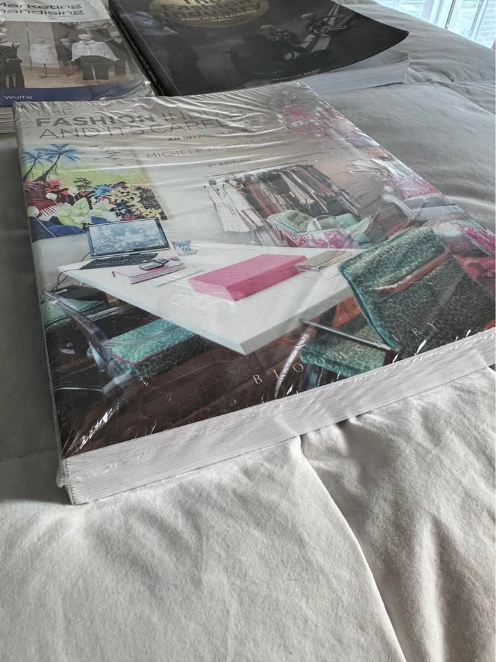 Brand New Sealed Fashion Design / Artist Books Lot K - photo 2