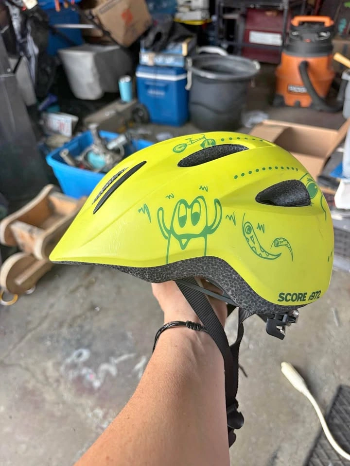 Brand New Giant Holler Kids Helmet