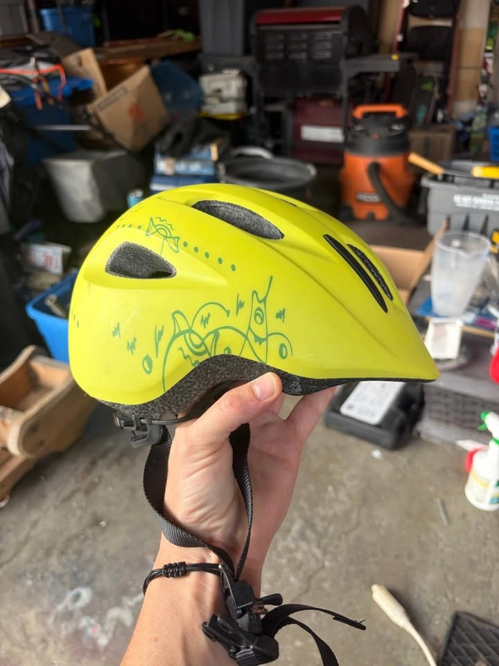 Brand New Giant Holler Kids Helmet - photo 2