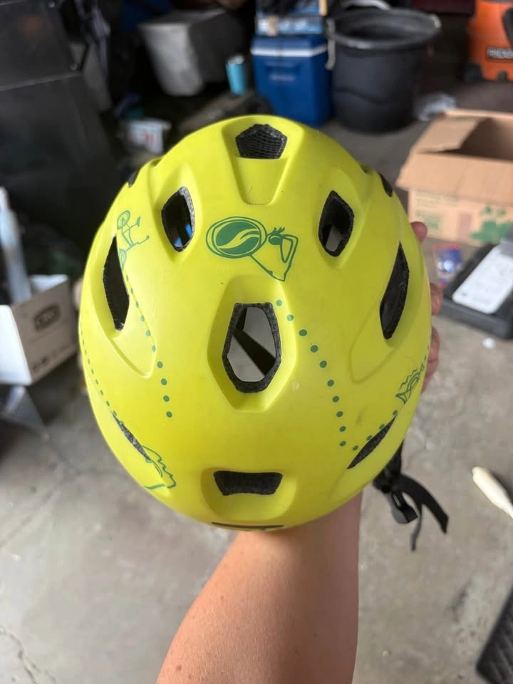 Brand New Giant Holler Kids Helmet - photo 3
