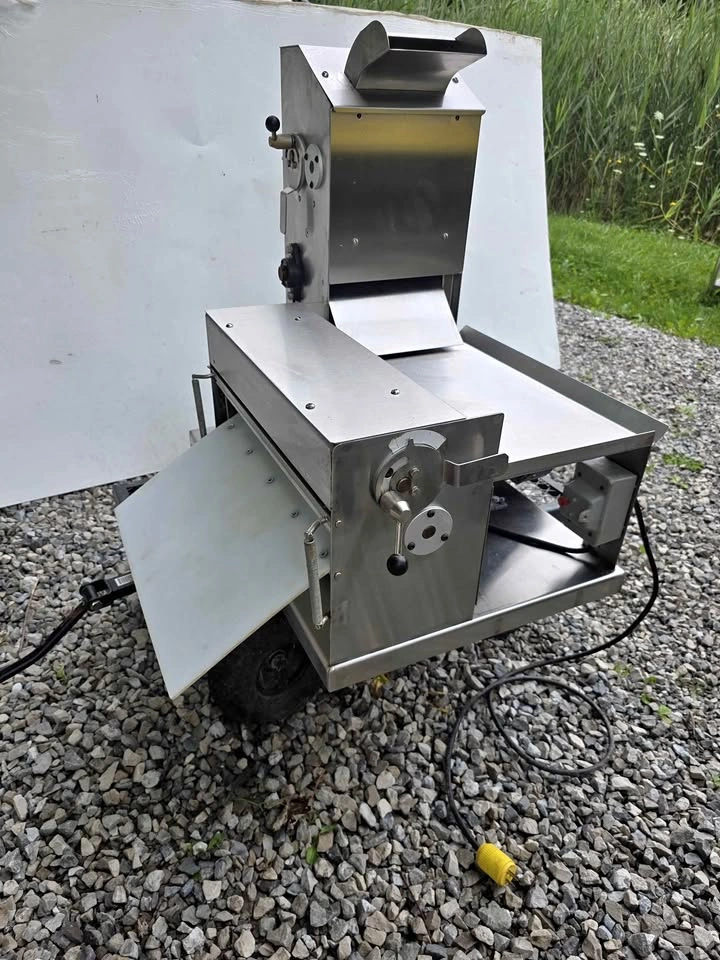 Universe Food Equipment 18" Commercial Dough Sheeter