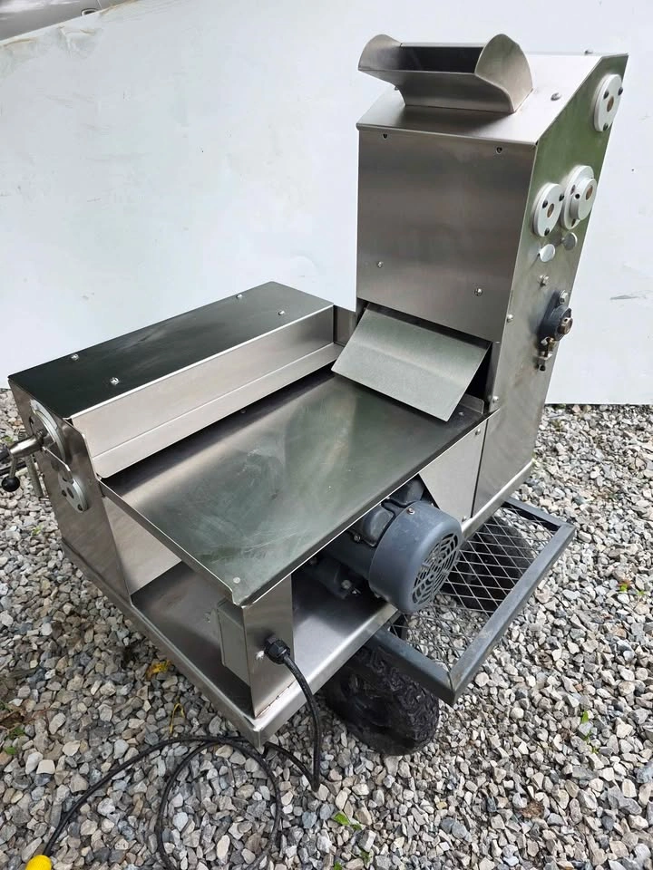 Universe Food Equipment 18" Commercial Dough Sheeter - photo 2