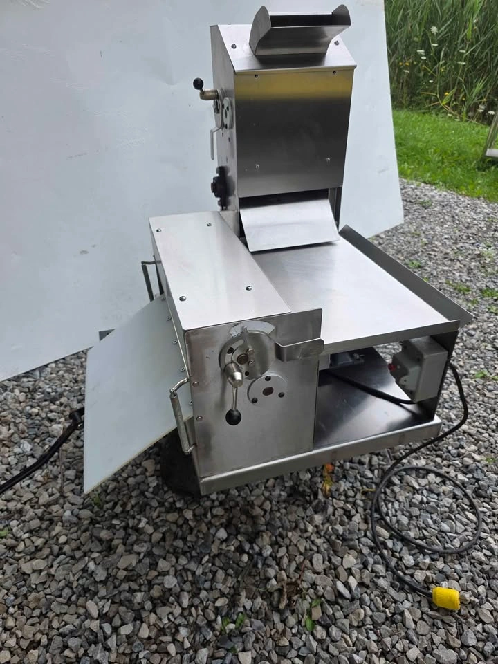 Universe Food Equipment 18" Commercial Dough Sheeter - photo 3
