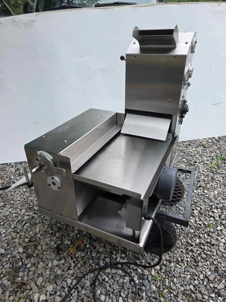 Universe Food Equipment 18" Commercial Dough Sheeter - photo 4