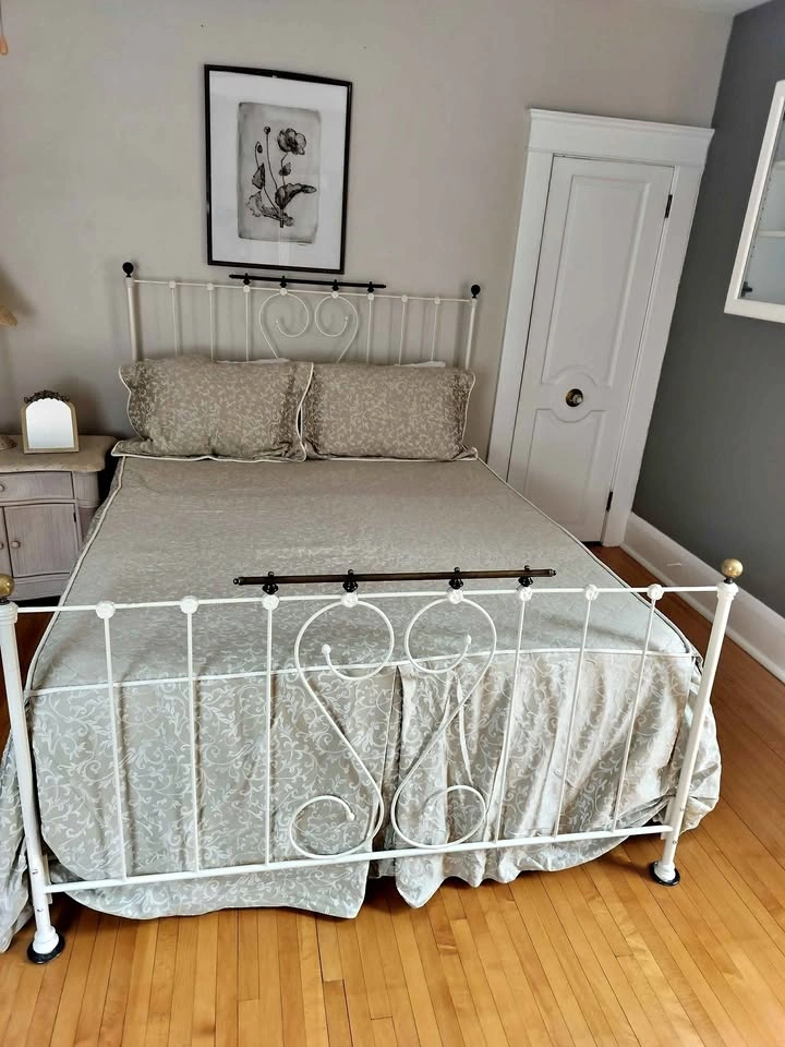 Timeless bedspread with 2 coverings Queen size bed