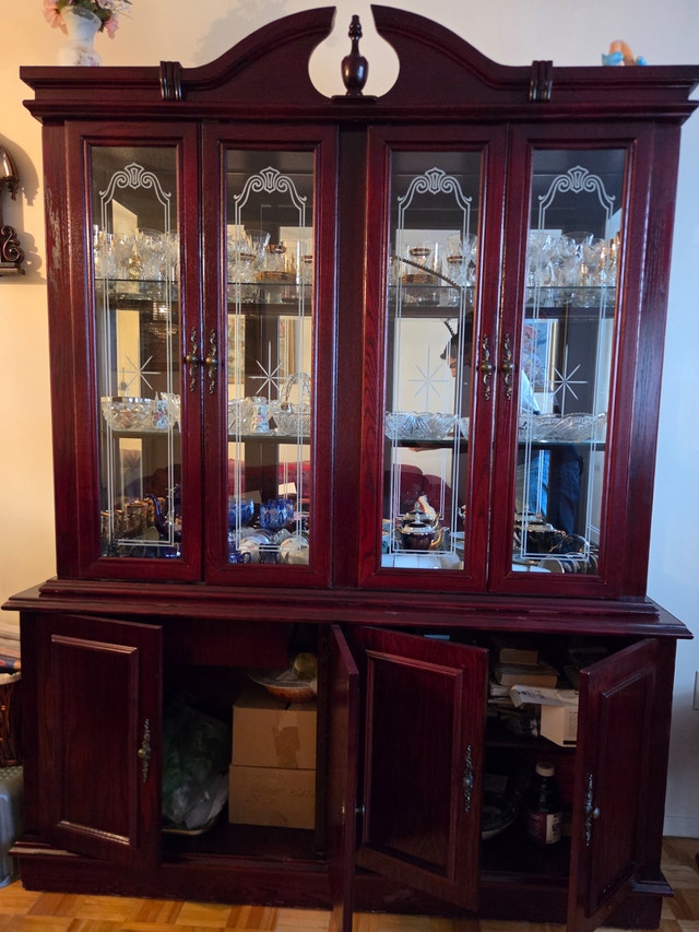 China Cabinet / Display Hutch - Cherry - Dishes NOT Included - photo 2