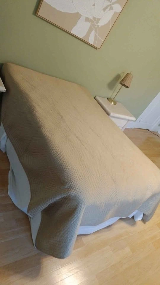 Gold guilted Bedspread for full size bed - photo 2