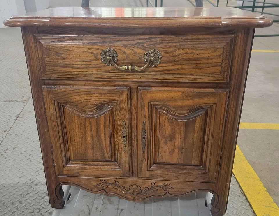 Pair of Vintage Keller Solid Wood Nightstands / Accent Cabinets - photo 3