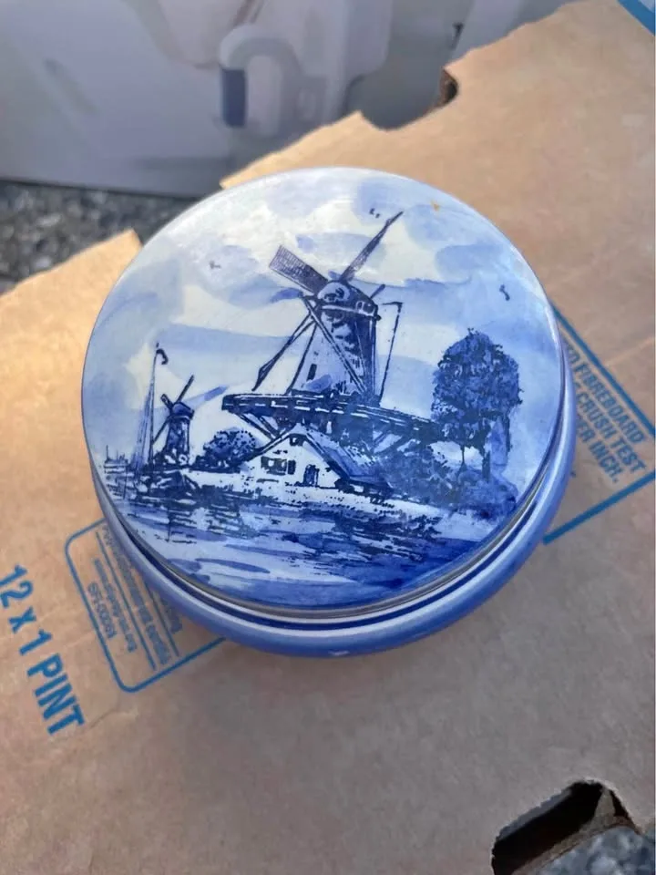 Vintage Delft Blue lidded trinket box