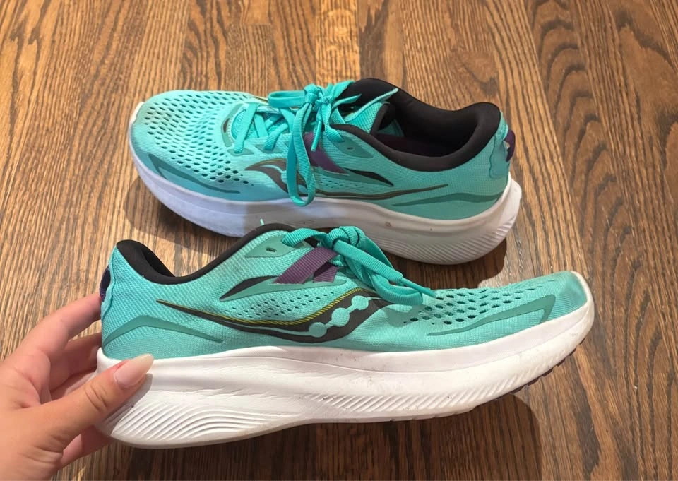 Saucony running shoes - photo 2