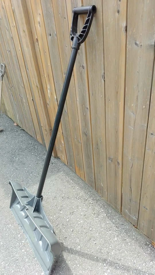 Snow Shovel - photo 2