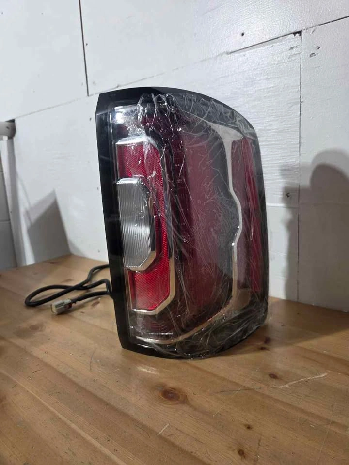 LED Tail Light Assembly for GMC Sierra 1500 Right Side - photo 2