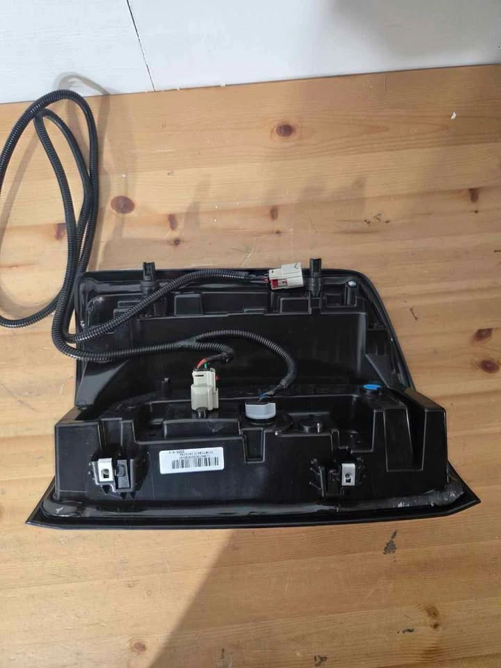 LED Tail Light Assembly for GMC Sierra 1500 Right Side - photo 5