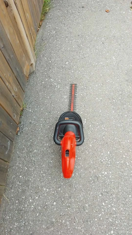 Black & Decker Electric Hedge Trimmer - photo 2