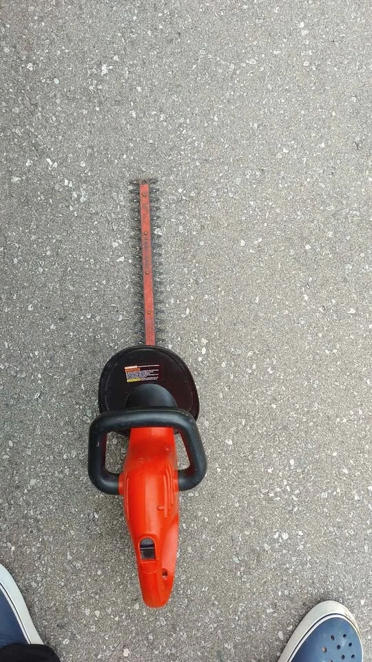 Black & Decker Electric Hedge Trimmer - photo 3