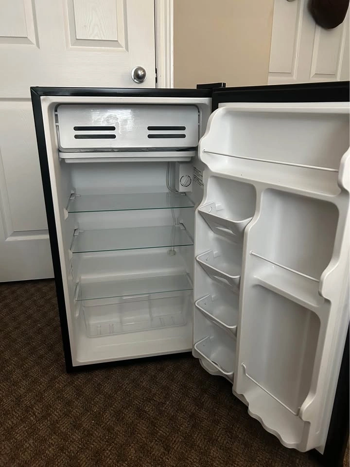 Arctic King Mini Fridge (5.3 Cu. Ft) - photo 2