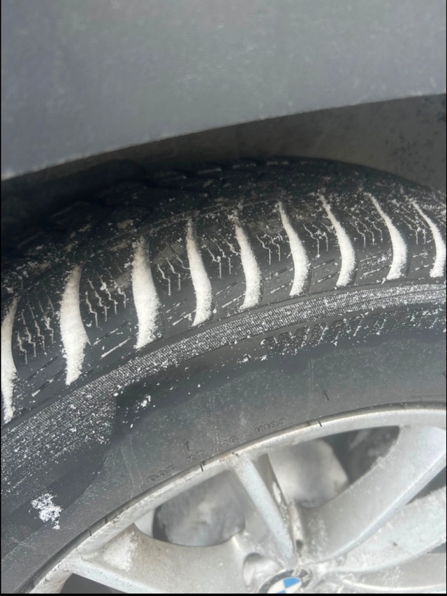 4 Pirelli Sottozero Winter Tires 225/60/18 on BMW Rims - photo 3