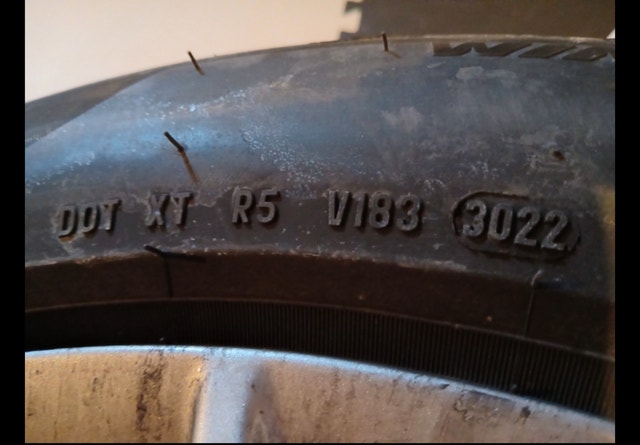 4 Pirelli Sottozero Winter Tires 225/60/18 on BMW Rims - photo 4